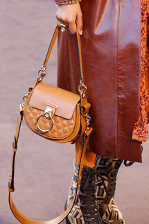 Details Chloé Fall 2018 Ready-to-Wear , Детали коллекции Хлоя осень зима 2018 , Fashion show , неделя моды в Париже , PFW , Paris Fashion Week , Mainstyles